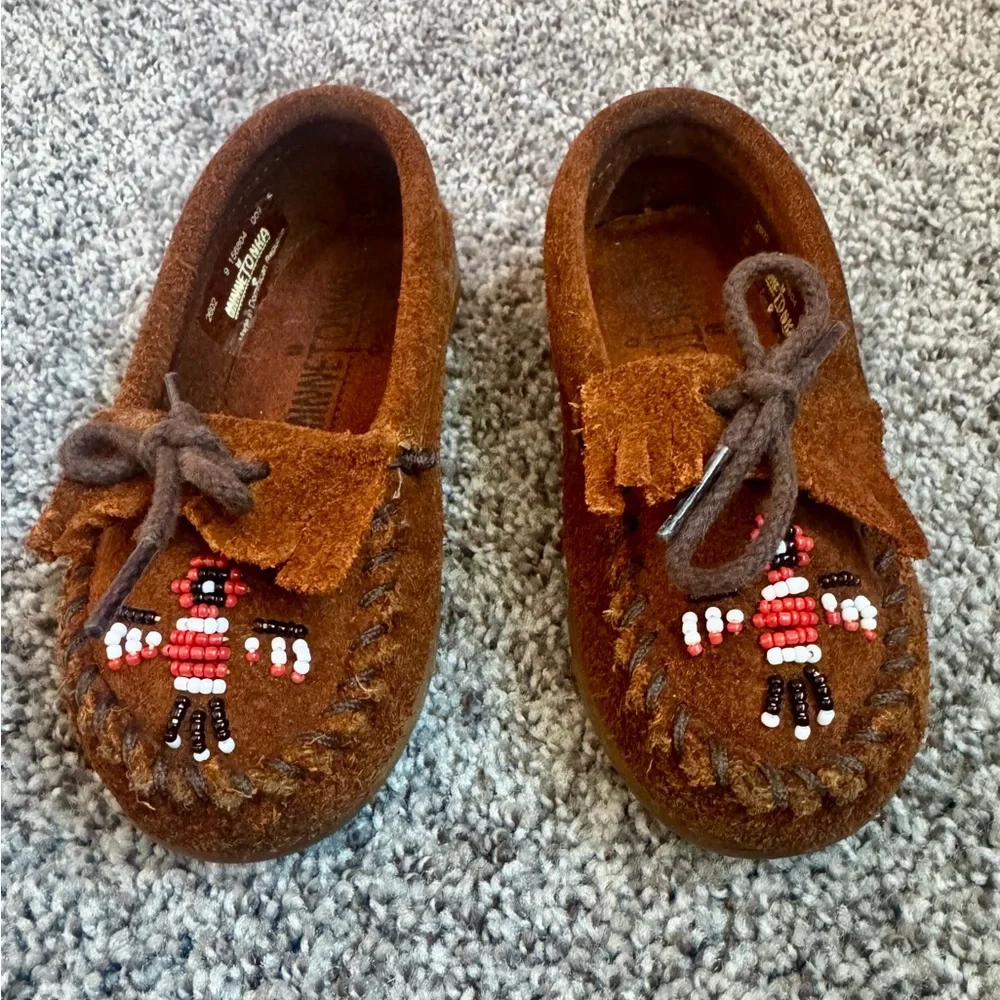 Minnetonka Kids Moccasins with Beaded Design. Size 9